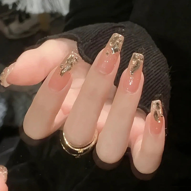 Pièce de nail art avec finition transparente en couleur glace et simplicité française