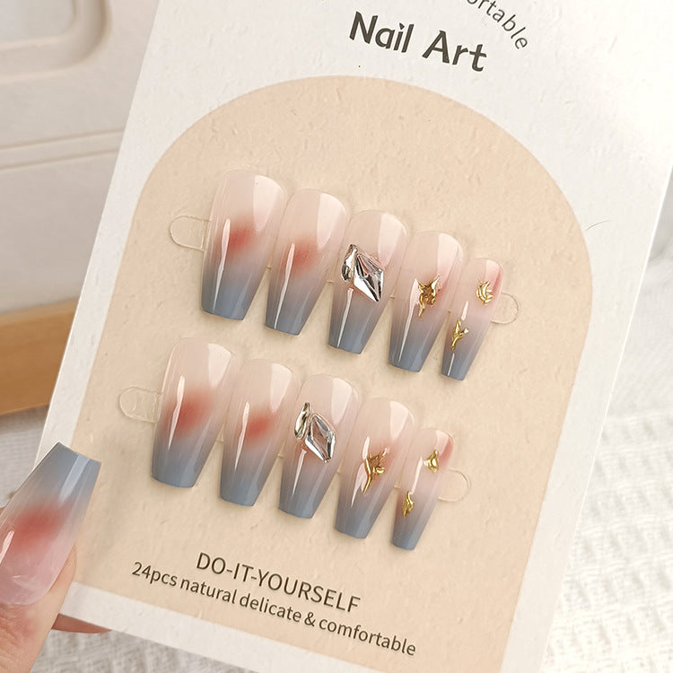 Portez de faux ongles et faites-vous faire une beauté avec du vernis à ongles