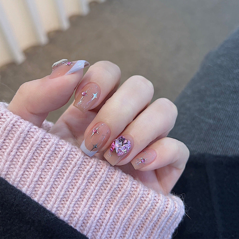 Nail Art fini avec des pointes de paillettes papillon en forme de diamant dans les débris