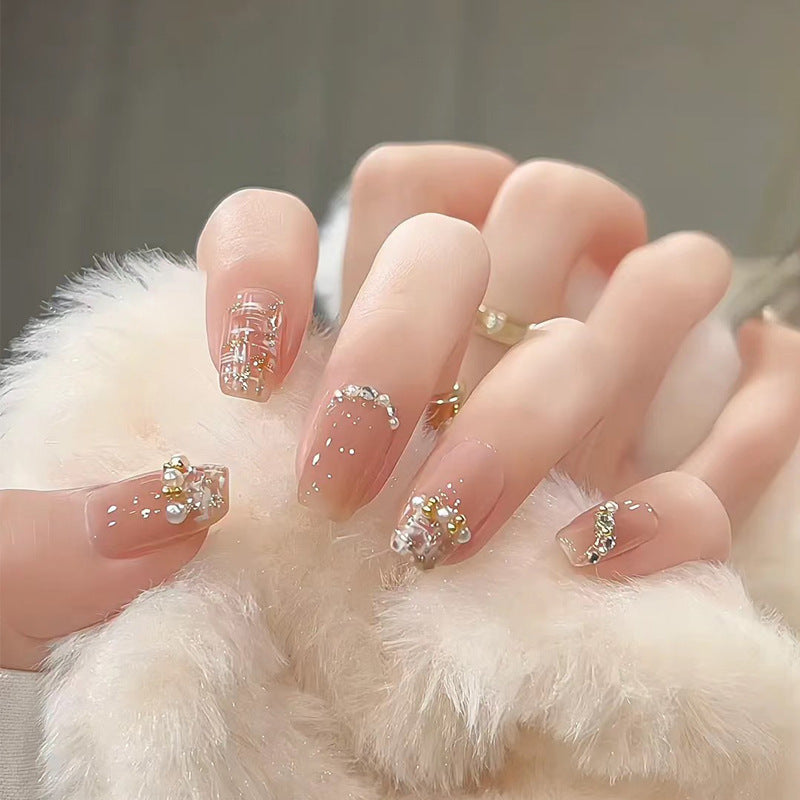 Nail Art fini avec des pointes de paillettes papillon en forme de diamant dans les débris