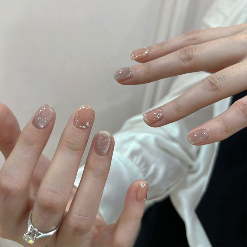 Nail Art fini avec des pointes de paillettes papillon en forme de diamant dans les débris