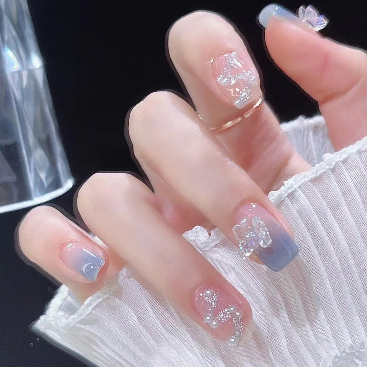 Nail Art à la main avec armure papillon et pointe de nacre