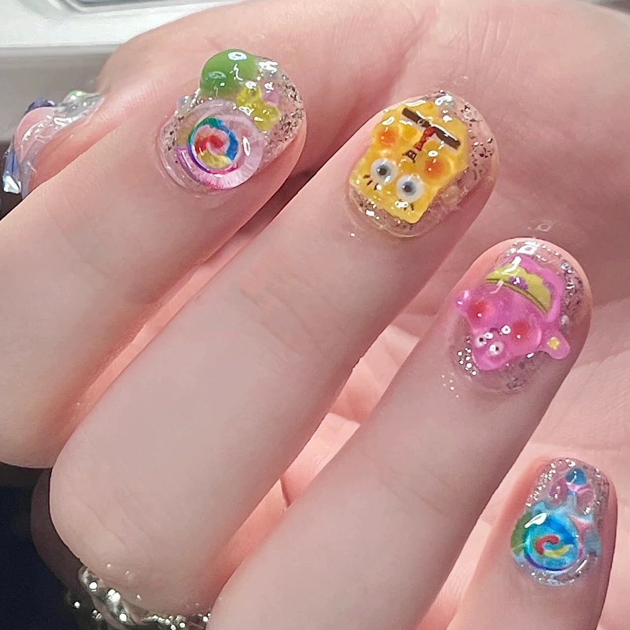 Petit nail art fait main avec dessin animé en forme d'étoile