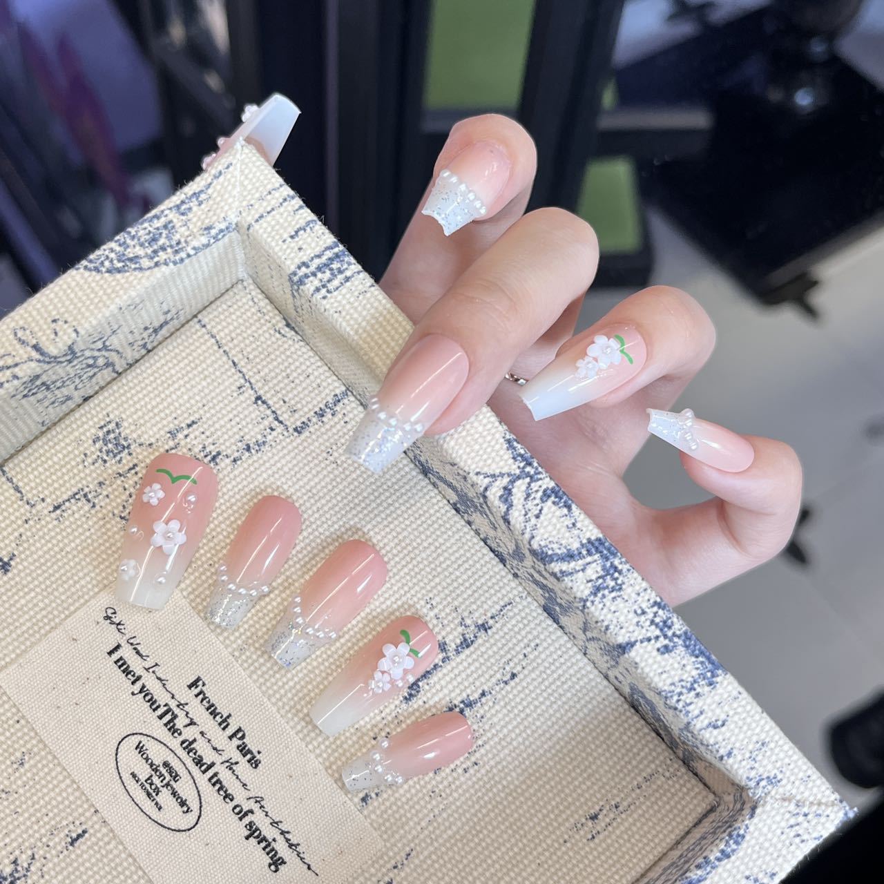 Nail Art fait main à la française avec finition longue