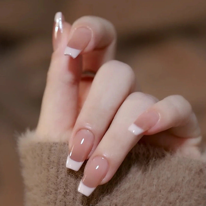 Pièce de nail art avec finition transparente en couleur glace et simplicité française