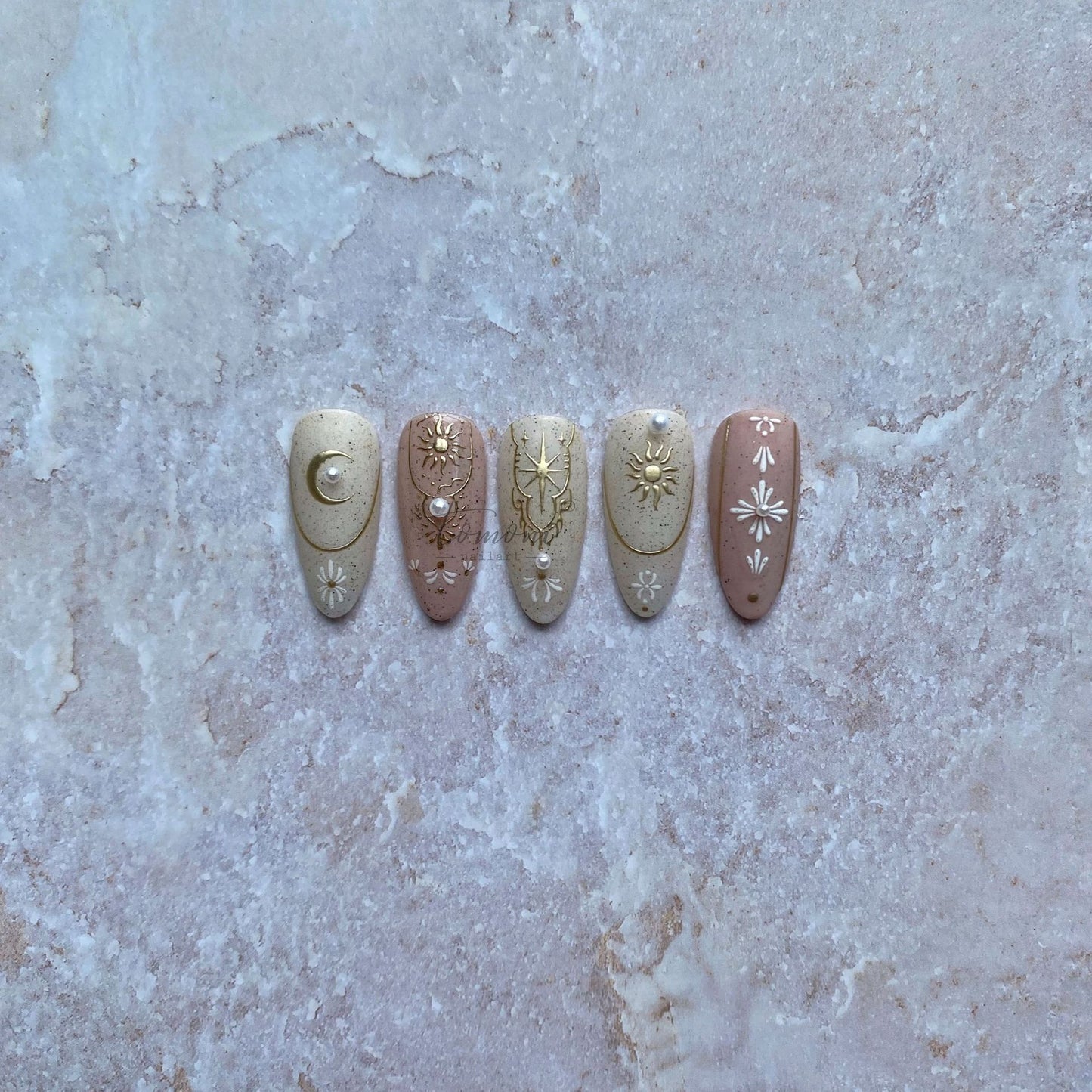 Magnifiques autocollants pour ongles totem adhésifs à chaud bronzants et mignons