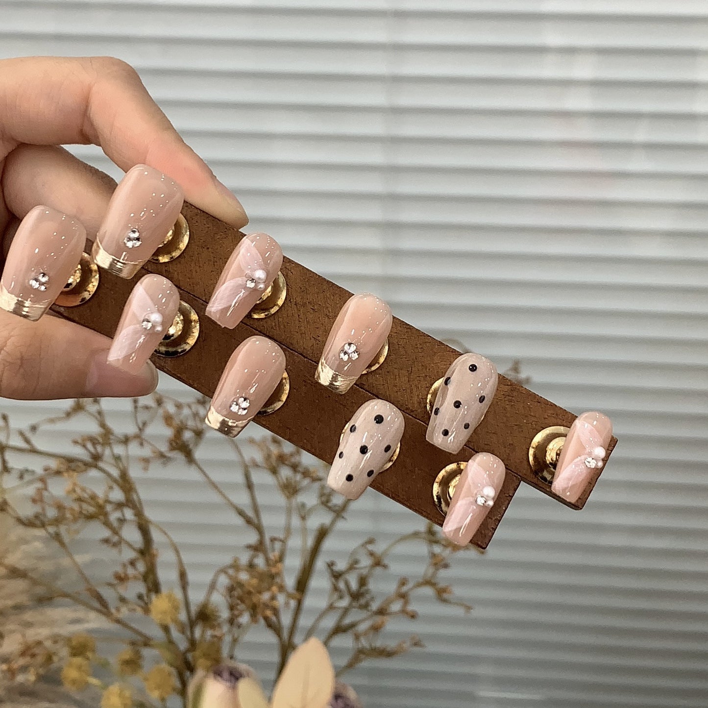 Nail art élégant, luxueux et léger, fait à la main