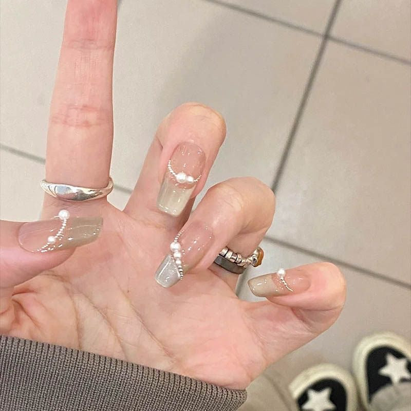 Portez des autocollants pour ongles français doux et cool de style mariage