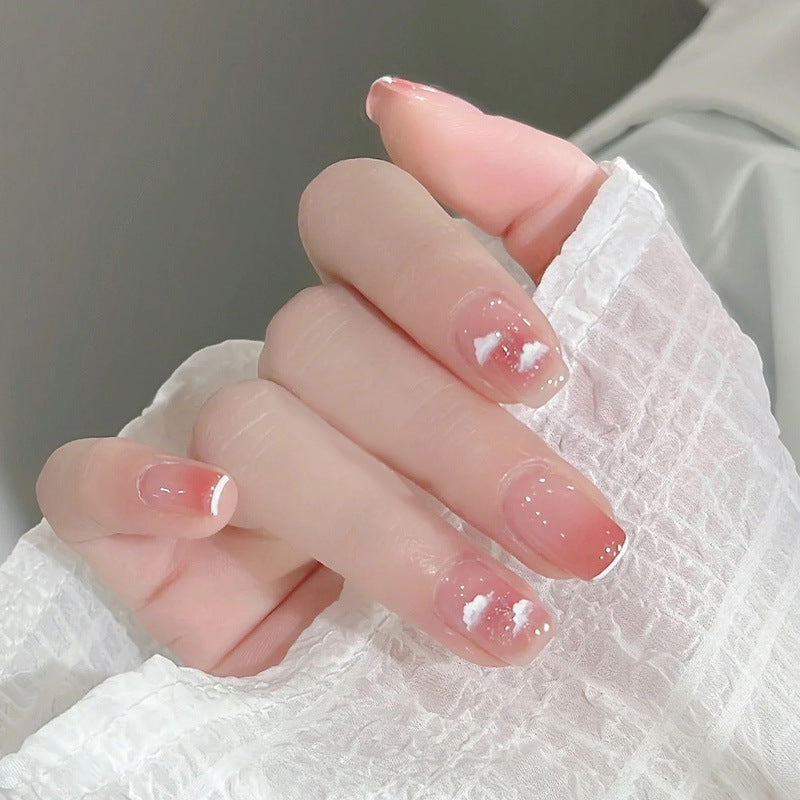 Pièce de nail art avec finition transparente en couleur glace et simplicité française