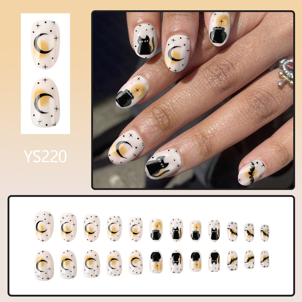 Nail Art court et brillant représentant un chat noir et une chauve-souris