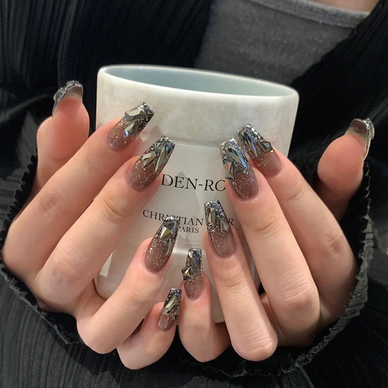 Pièce de nail art avec finition transparente en couleur glace et simplicité française