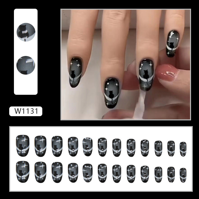 Manucure tendance et tendance, joli nail art floral en forme de cœur ondulé