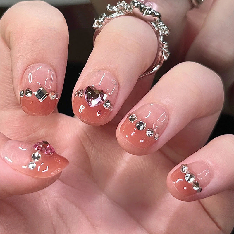 Nail Art fini avec des pointes de paillettes papillon en forme de diamant dans les débris