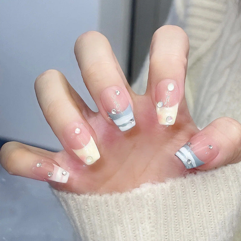 Nail Art fait main à la française avec finition longue