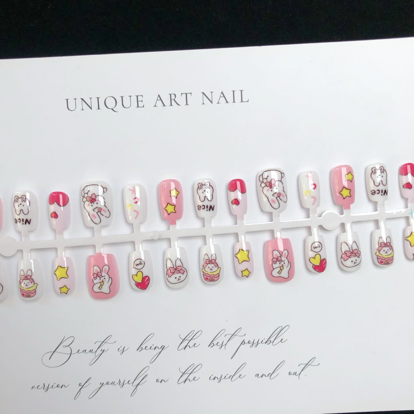 Dessin animé lapin caramel portant un joli coeur nail art