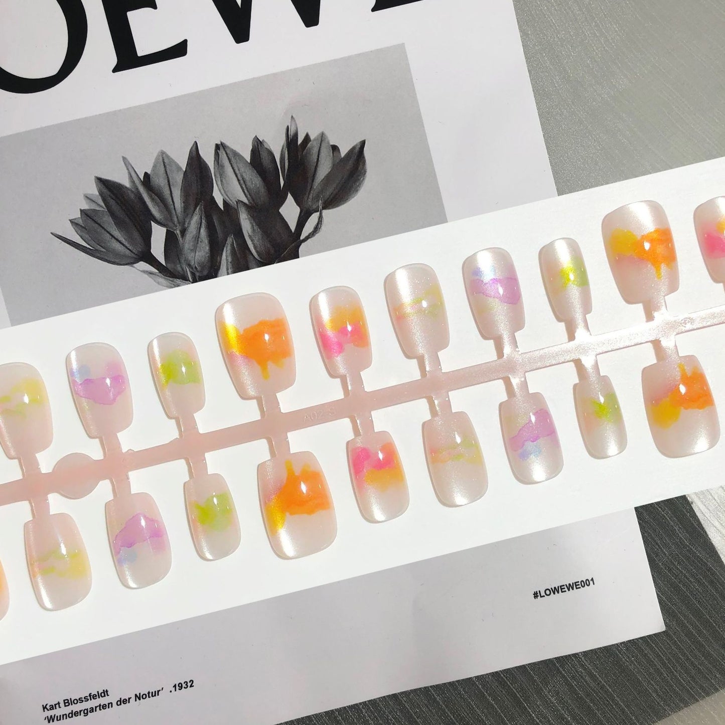 Portez des autocollants pour ongles colorés et doux avec un nœud et un ours