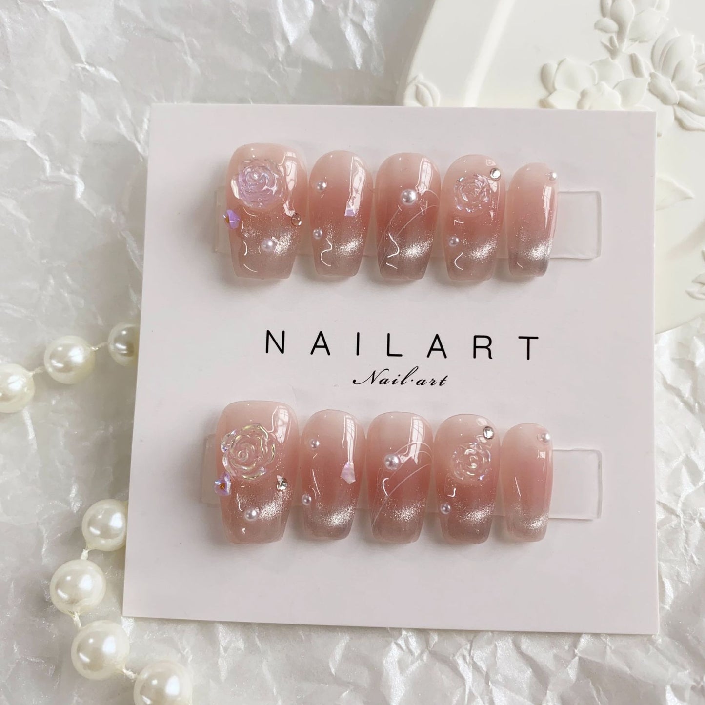 Nail art Aurora Diamond, la pièce de beauté de Camellia Cat