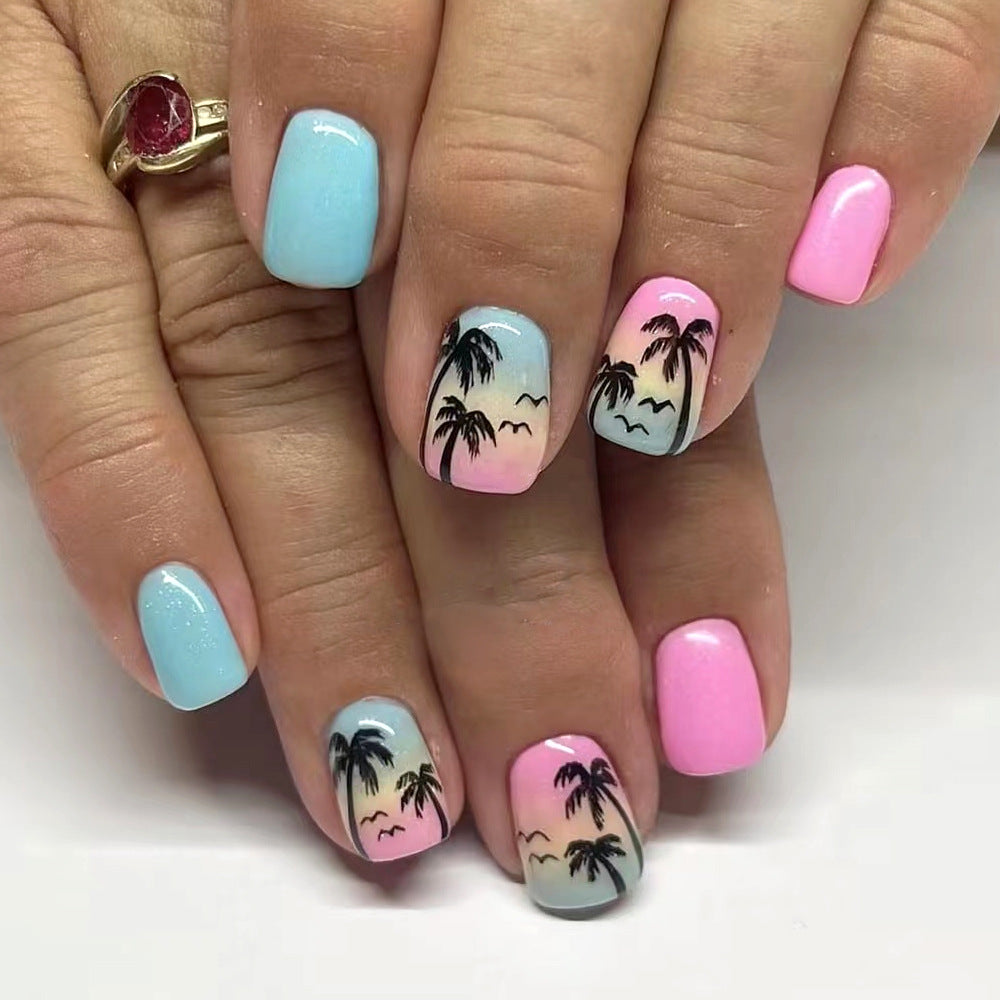 Nail art de vacances à thème océan cocotier et plage hawaïenne à porter en short