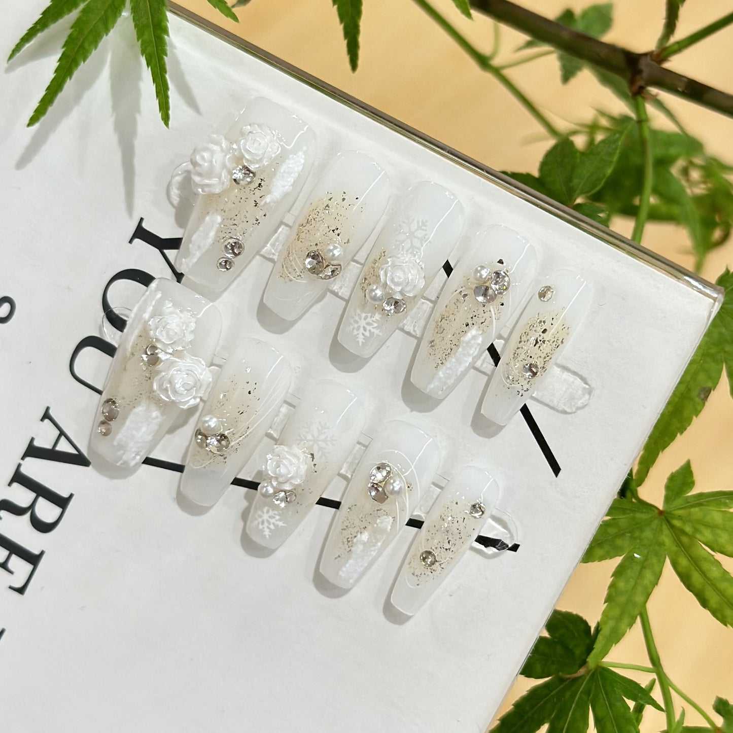 Nail art de haute qualité avec finition camélia blanc d'été Sense